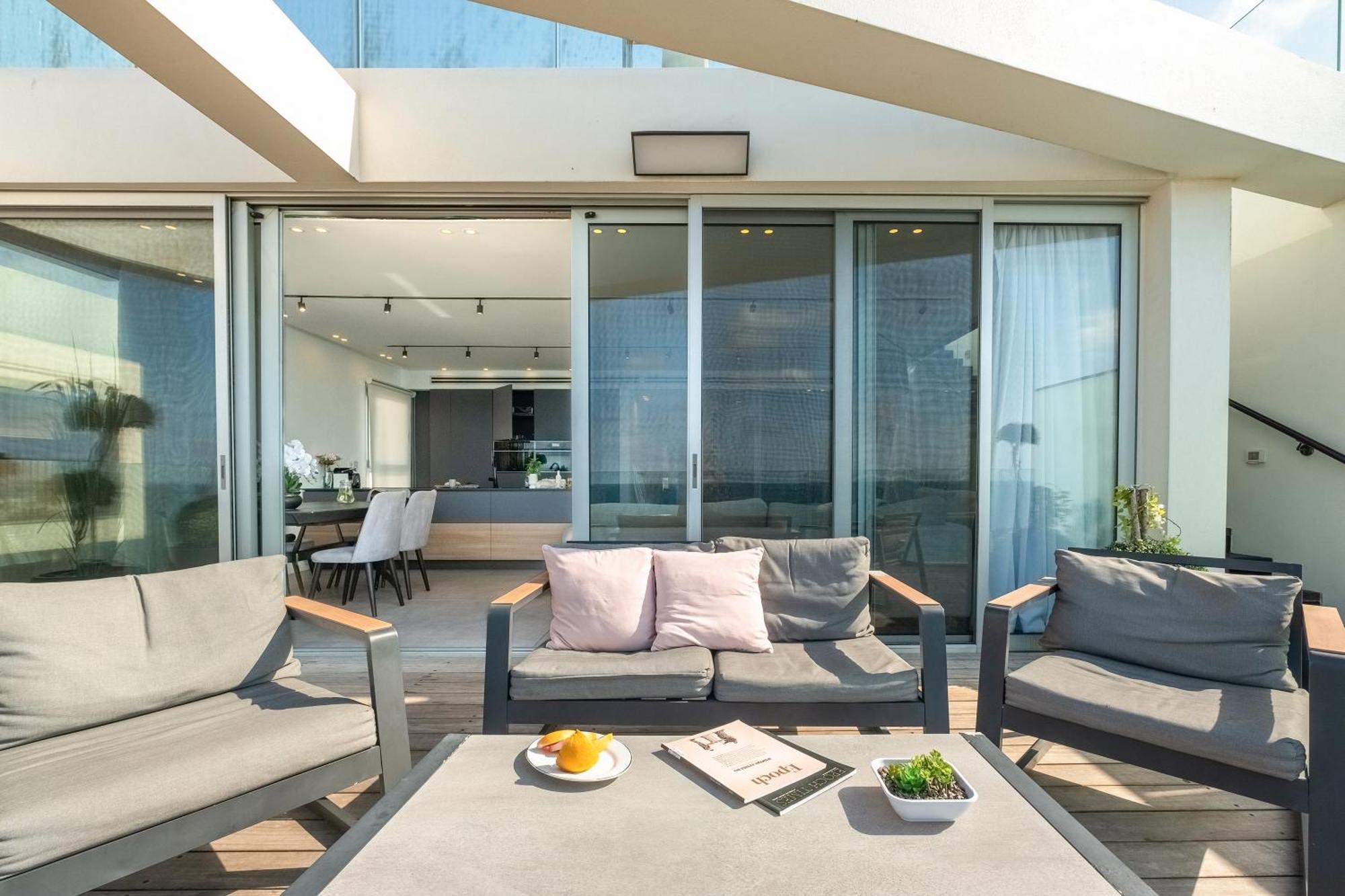 Penthouse 3Br + Roof Top + Parking - On The Beach 하이파 외부 사진