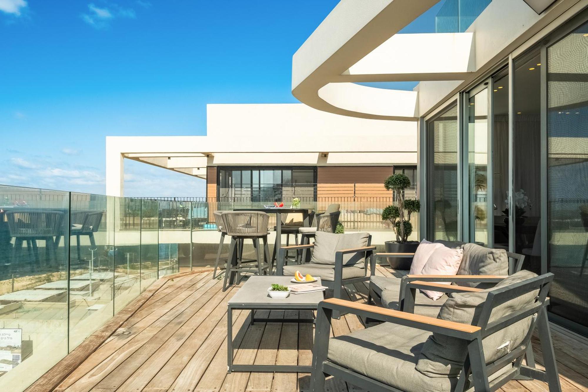 Penthouse 3Br + Roof Top + Parking - On The Beach 하이파 외부 사진