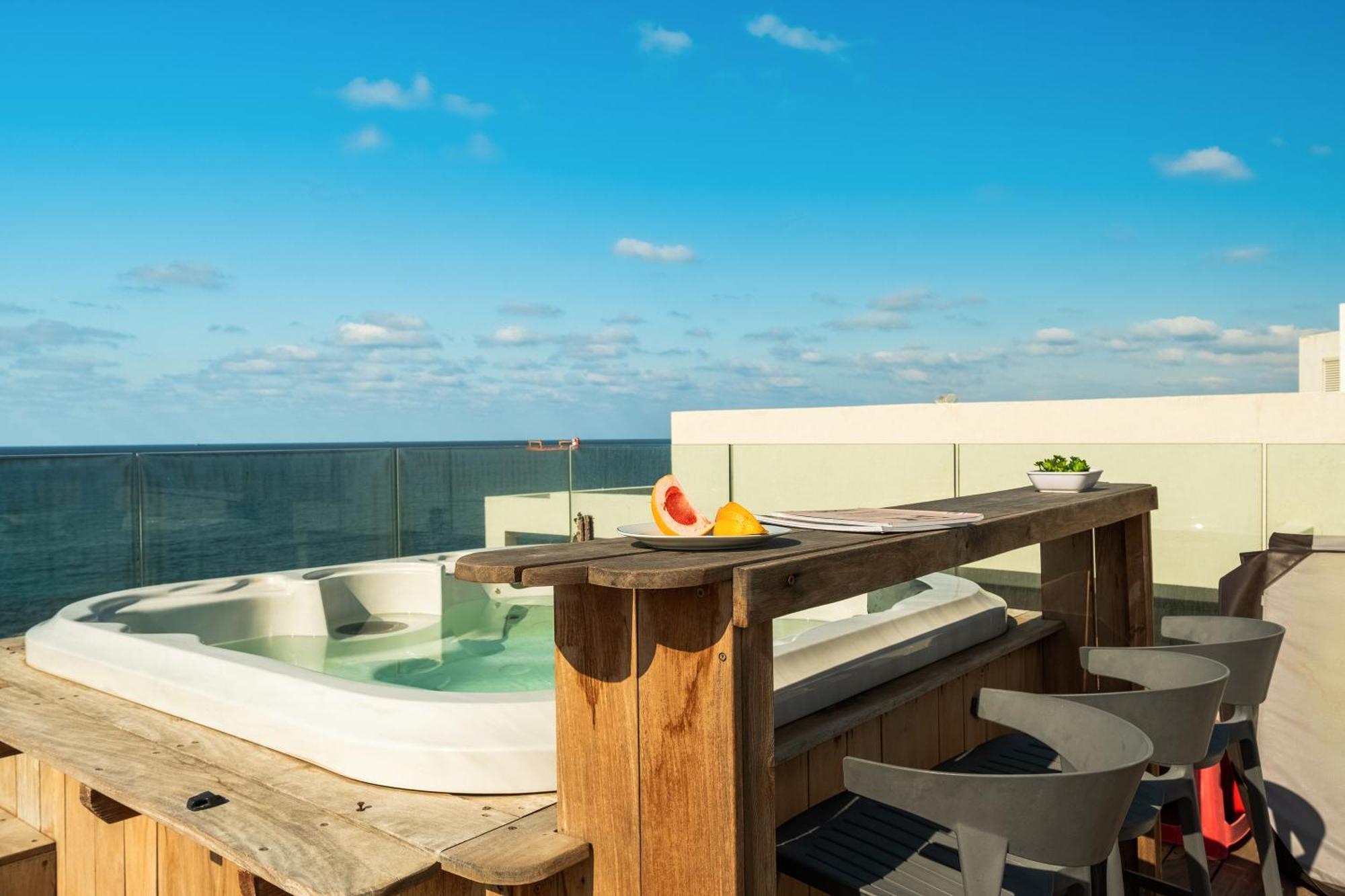 Penthouse 3Br + Roof Top + Parking - On The Beach 하이파 외부 사진