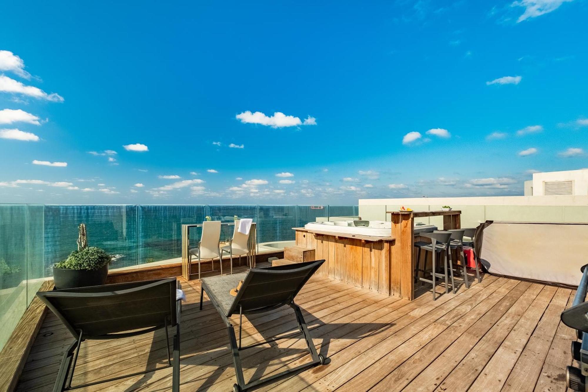 Penthouse 3Br + Roof Top + Parking - On The Beach 하이파 외부 사진