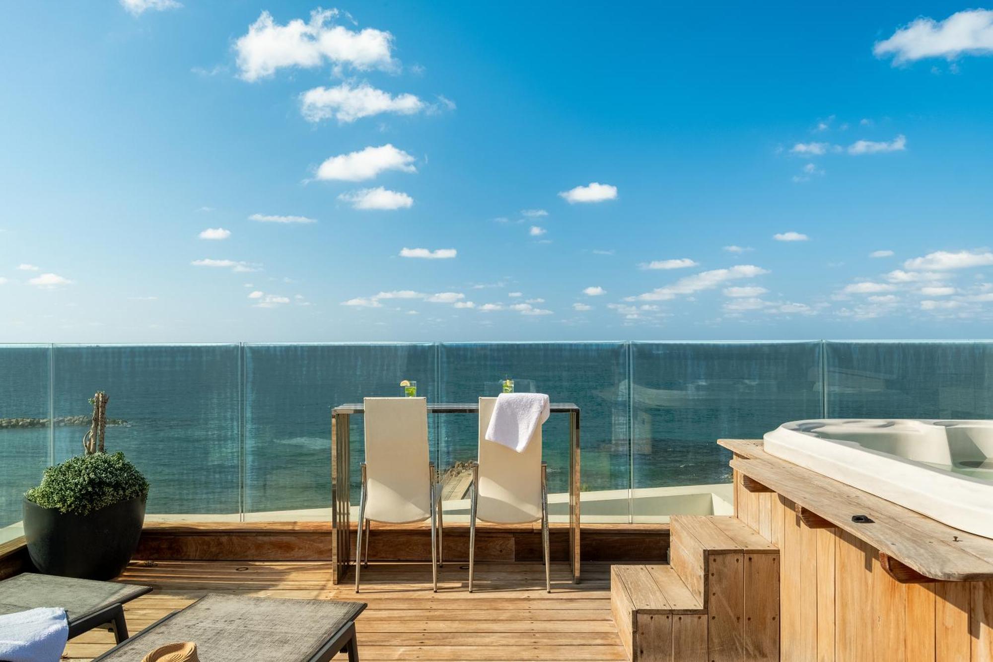 Penthouse 3Br + Roof Top + Parking - On The Beach 하이파 외부 사진
