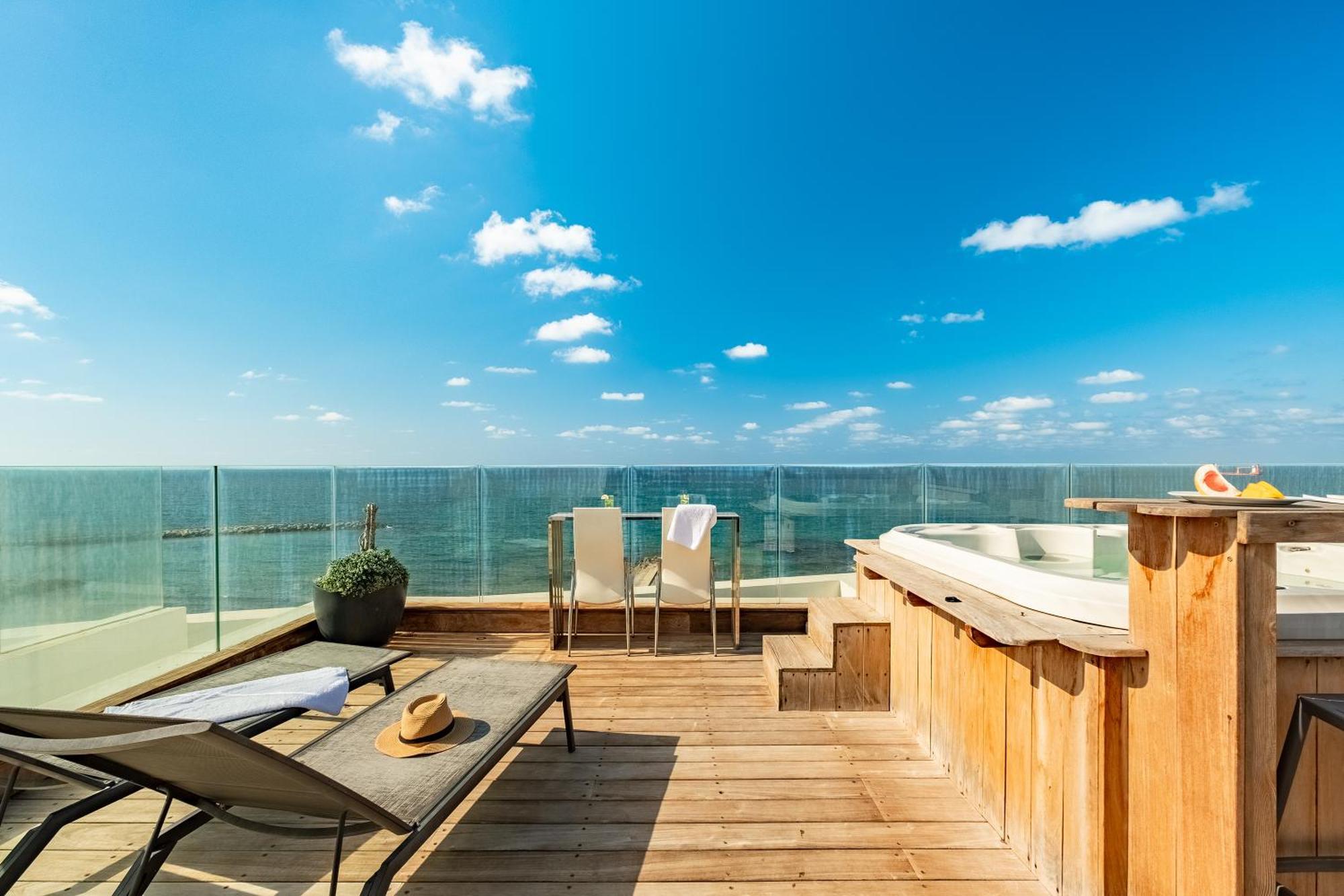Penthouse 3Br + Roof Top + Parking - On The Beach 하이파 외부 사진
