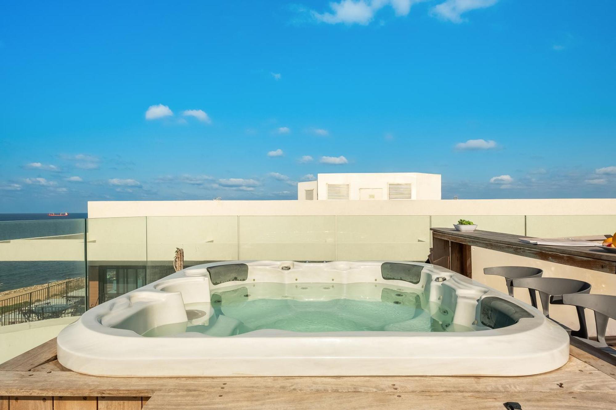 Penthouse 3Br + Roof Top + Parking - On The Beach 하이파 외부 사진